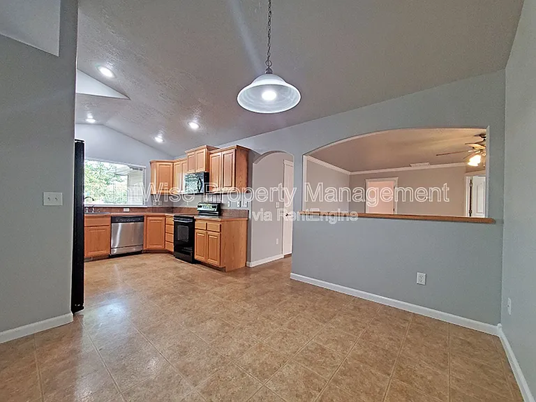575 W Elias St — Photo 7