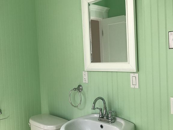 1/2 Bathroom w/Laundry