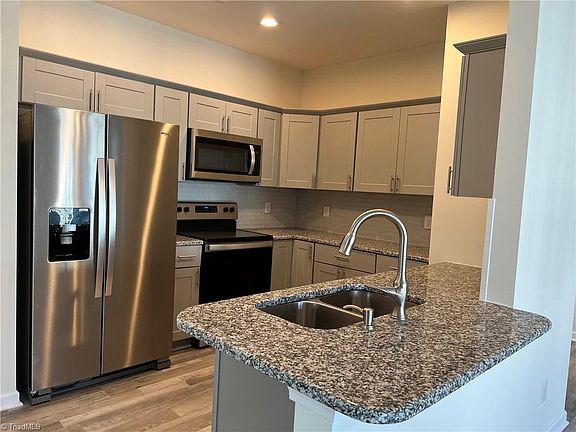 2nd image of 2607 Pennoak Way #J