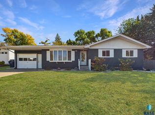506 Sunset Dr, Dell Rapids, SD 57022