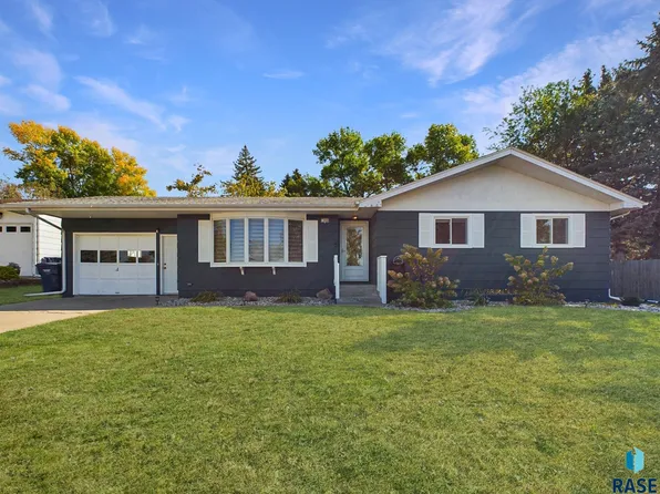506 Sunset Dr, Dell Rapids, SD 57022
