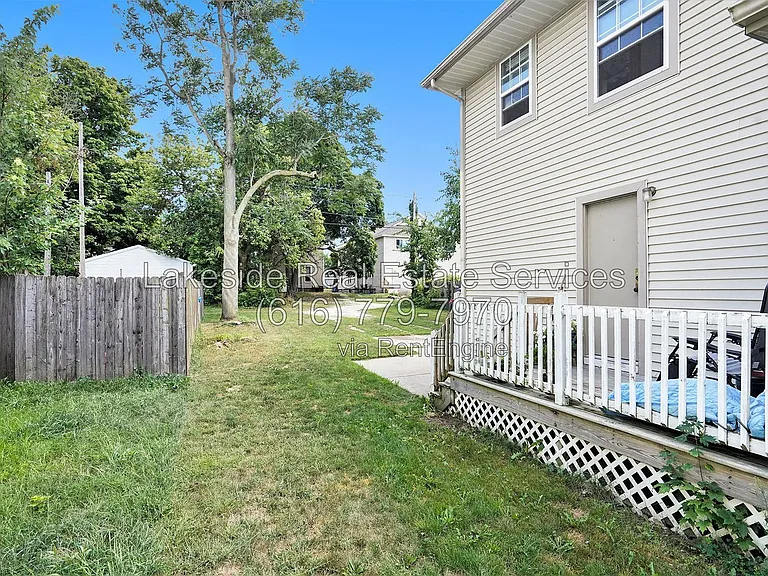 920 Cass Ave SE — Photo 18
