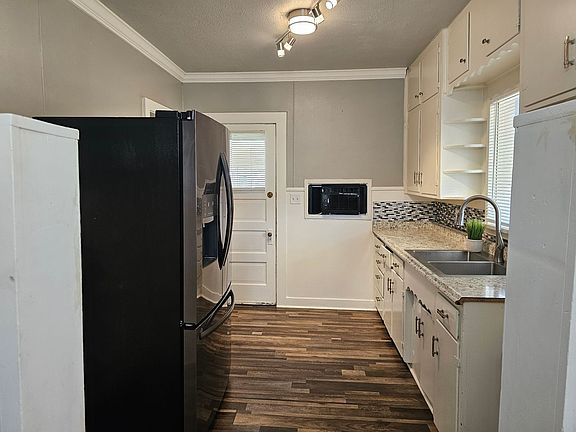 5th image of 416 W 3rd St