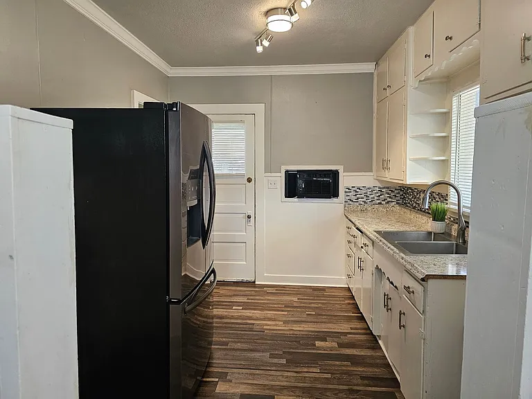 416 W 3rd St — Photo 5
