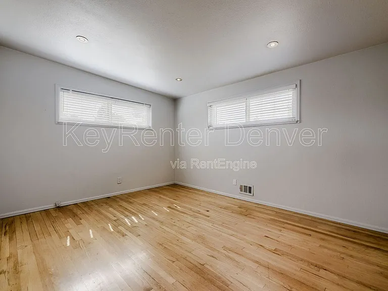 219 S Holly St — Photo 3