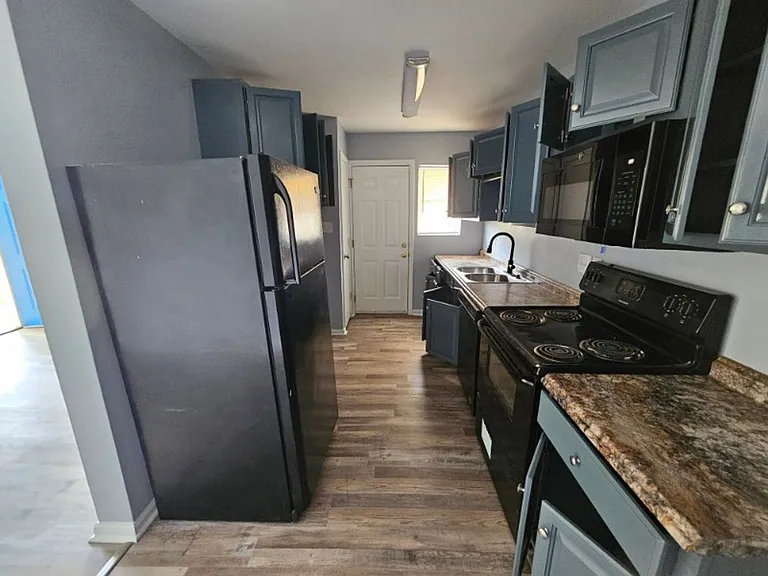 308 N Oak St — Photo 8