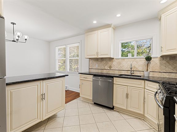 4th image of 1325 Osbourne Ave