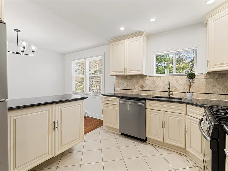 1325 Osbourne Ave — Photo 4