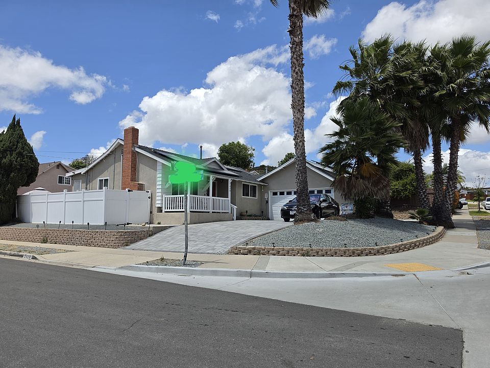 Corner lot, palm trees and nice breeze