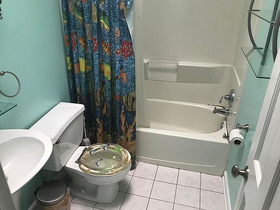 5th image of 374 Parkview Dr