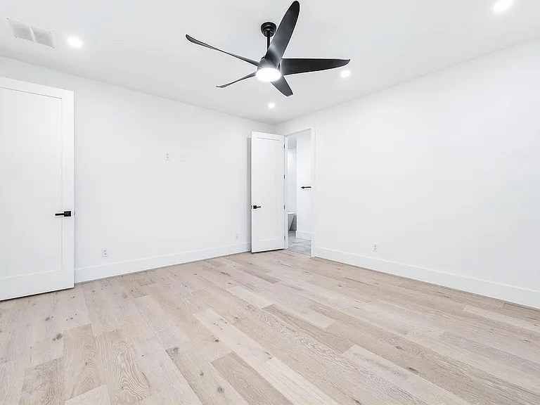 319 N Nagle St — Photo 35