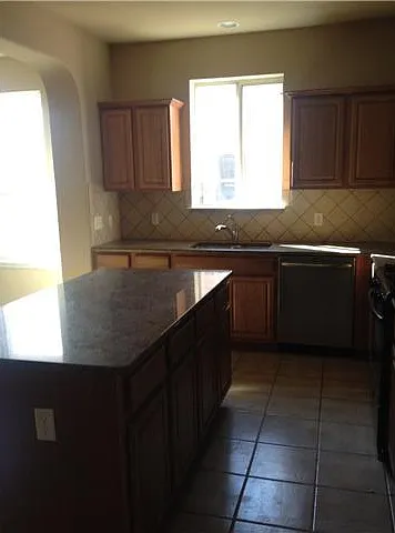 1713 Suter St — Photo 14