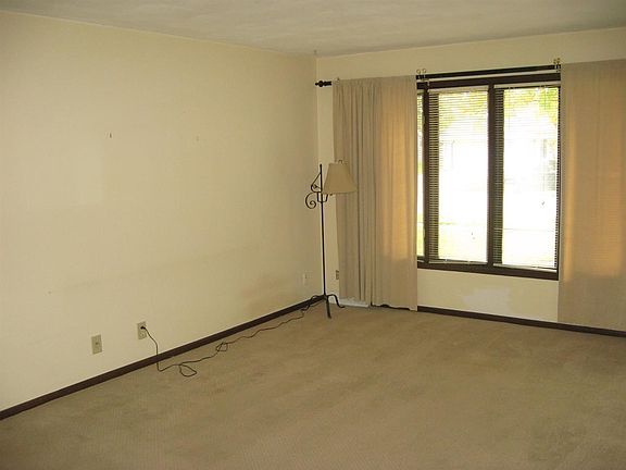 3rd image of 506-508 N Wuthering Hills Dr