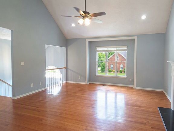 4th image of 736 Jamie Way NE