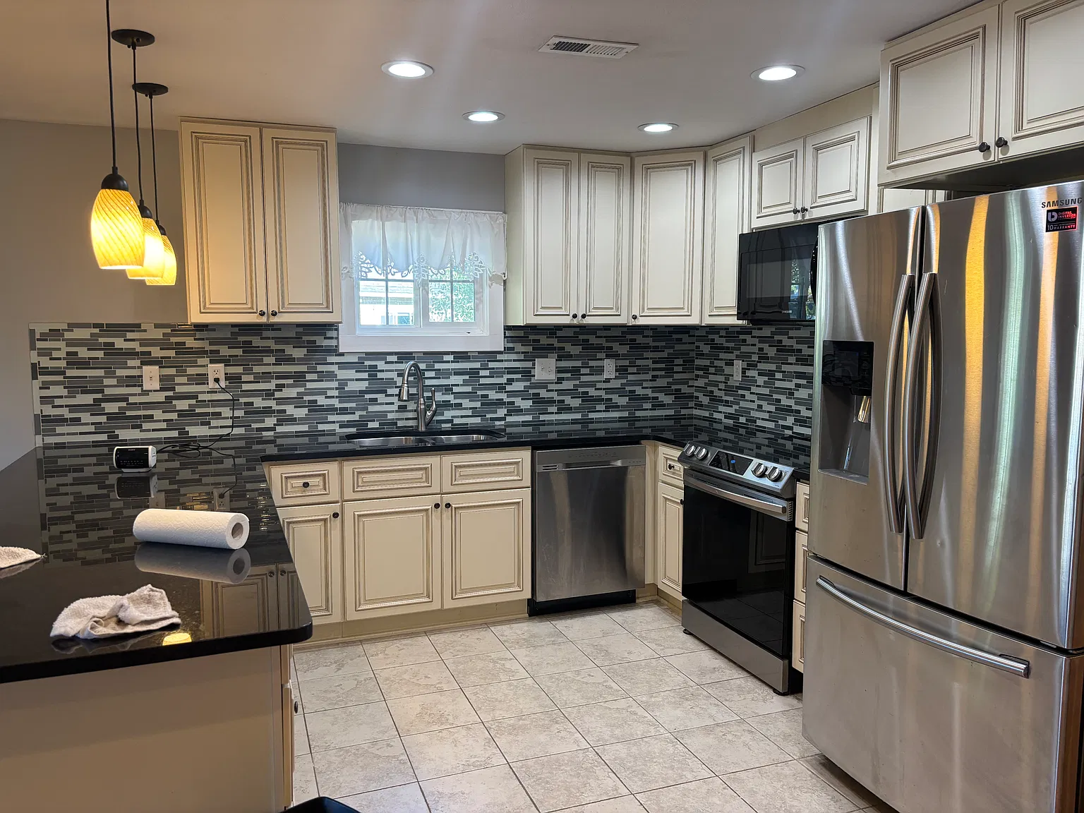 2 bed, 1000 sqft, $1,500 — Photo 3