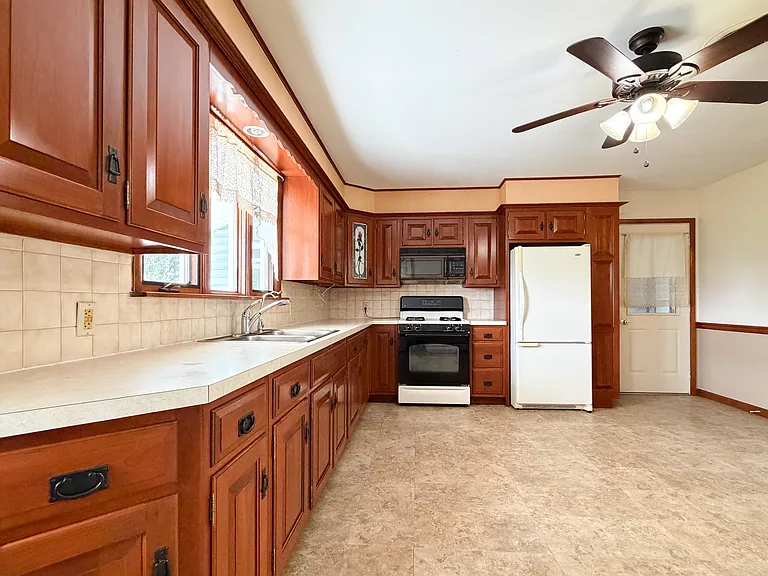 213 Hahnstown Rd — Photo 6