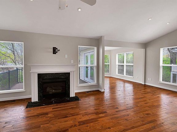 5th image of 10161 Carlton Place Ct N