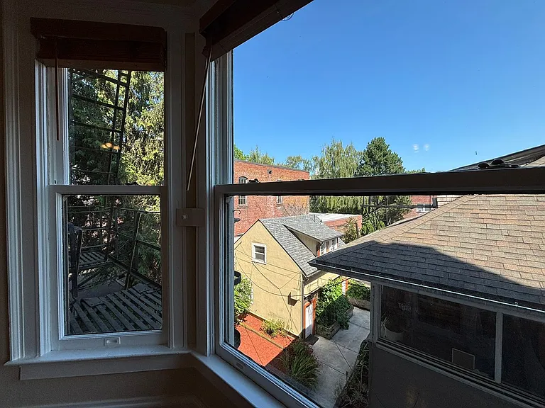 Lucretia Court Apartments — Photo 15