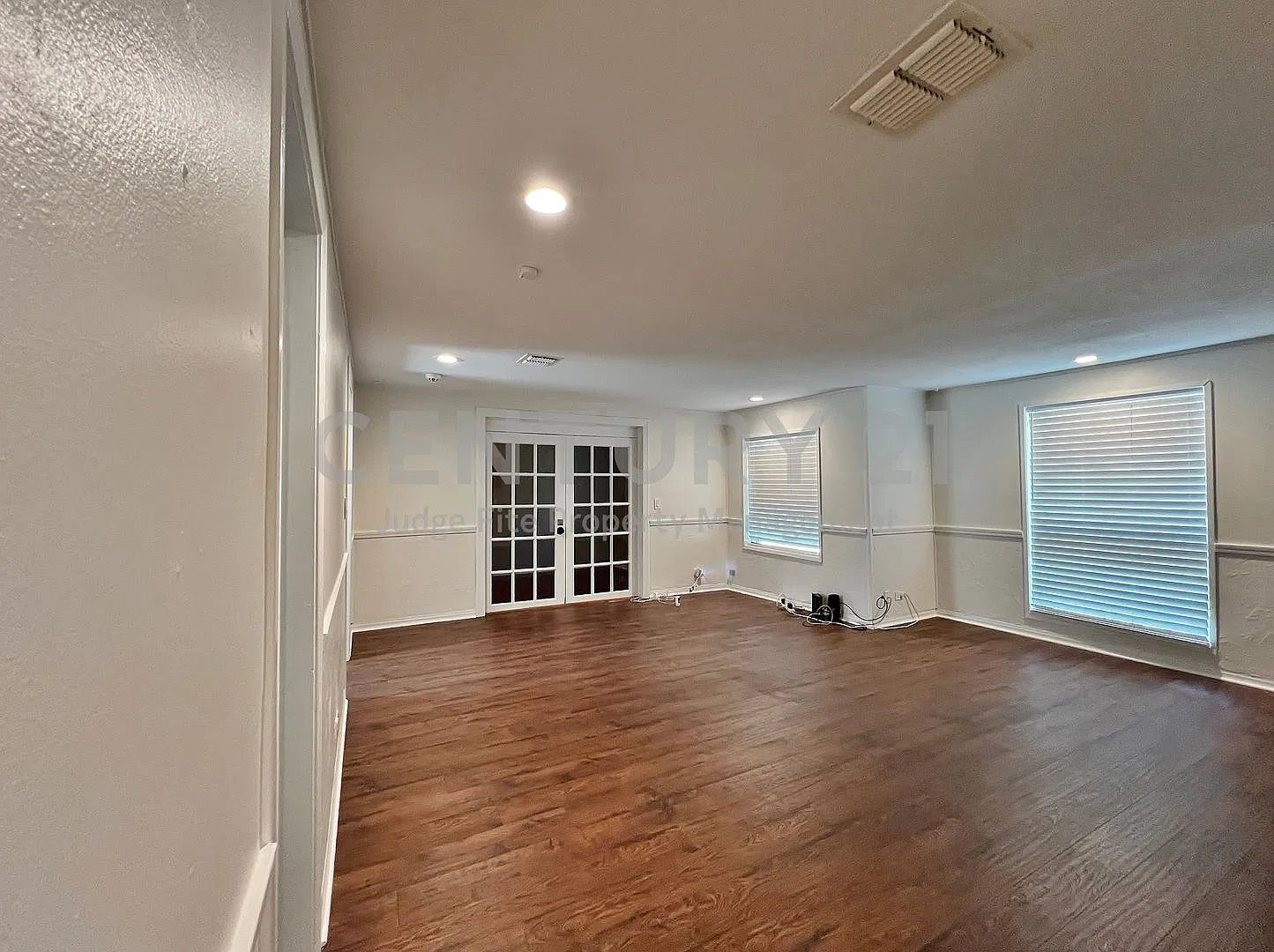 Beautifully Updated 2/1 Just Minutes From Granbury's Historic Square For Rent! — Photo 3