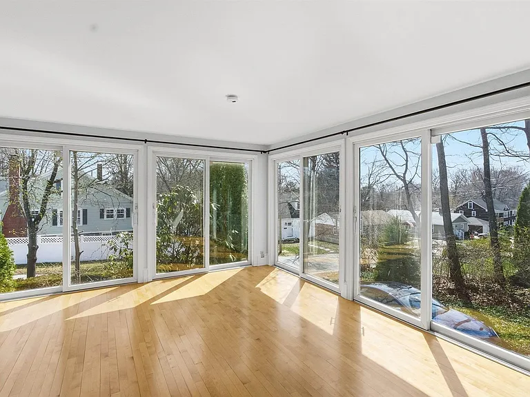 198 Linden St — Photo 3
