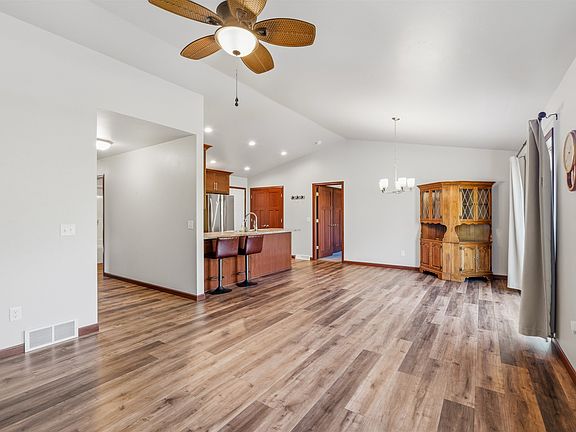 3rd image of 1520 Mistral Lane Fond