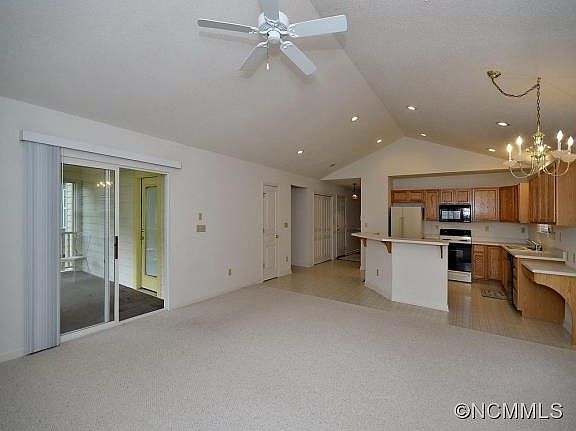 3rd image of 37 Gray Wolf Ln