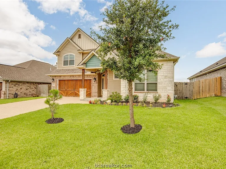 4025 Crestmont Dr — Photo 2