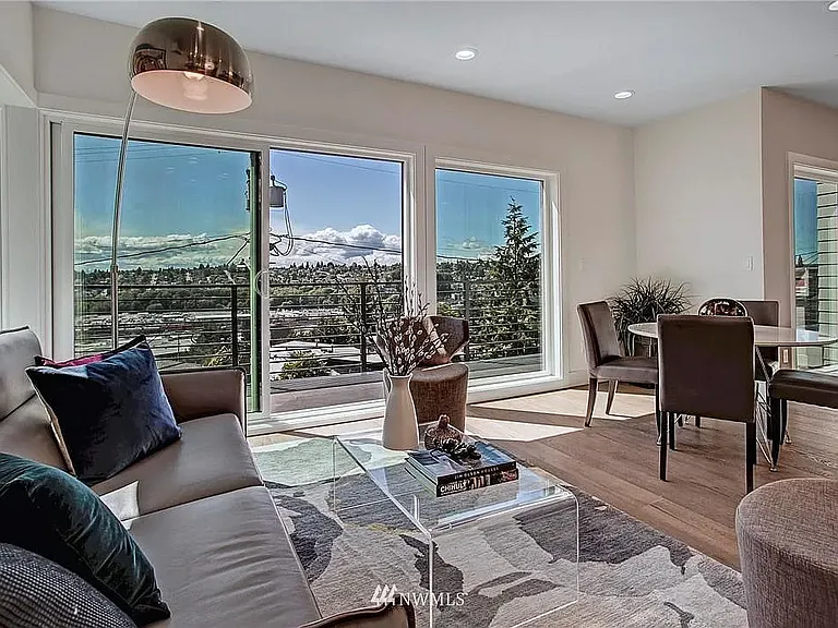 Floor-to-ceiling windows and panoramic views