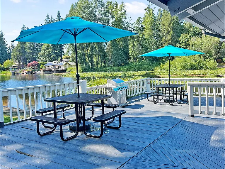 Lakeside Apartments — Photo 4