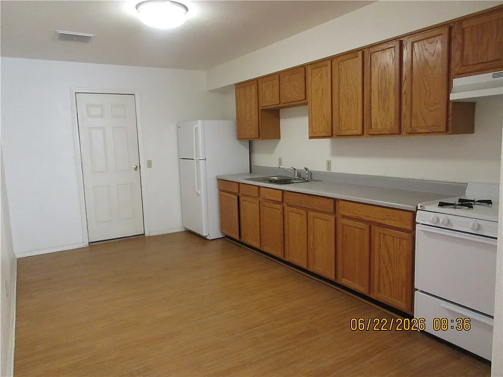 2 bed, 1.0 bath, 785 sqft, $895 — Photo 4