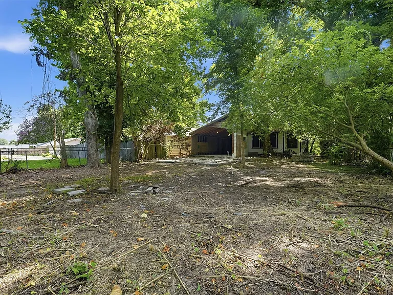 202 S Magnolia St — Photo 6