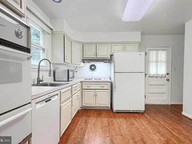 112 Springside Dr — Photo 6