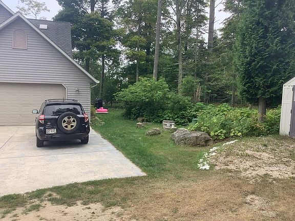 2nd image of 300 Hemlock Dr