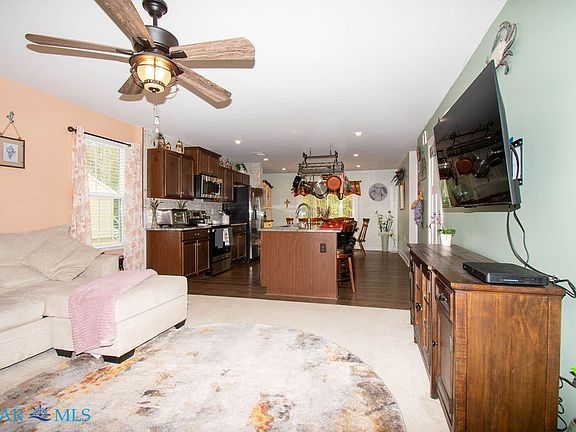 4th image of 290 Pleasants Ln