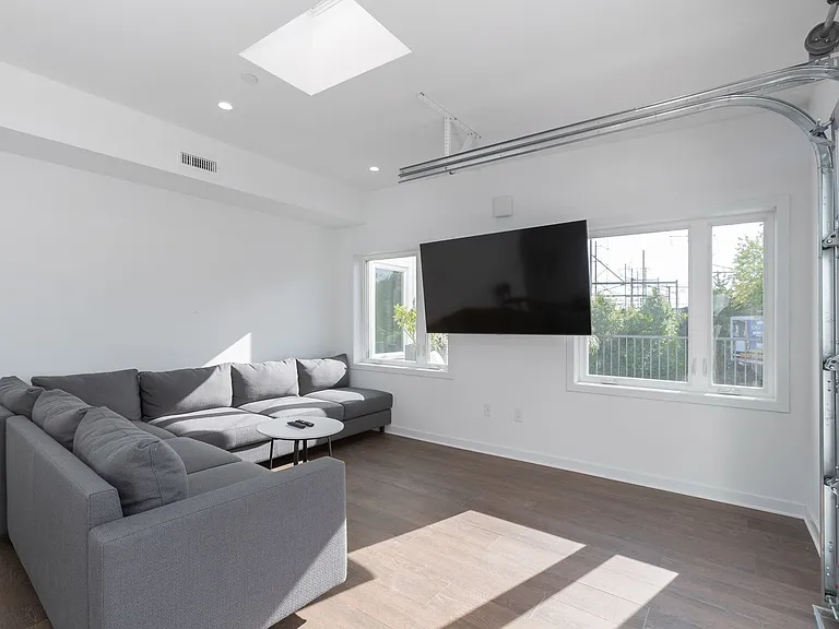 Graduate Pointe — Photo 202