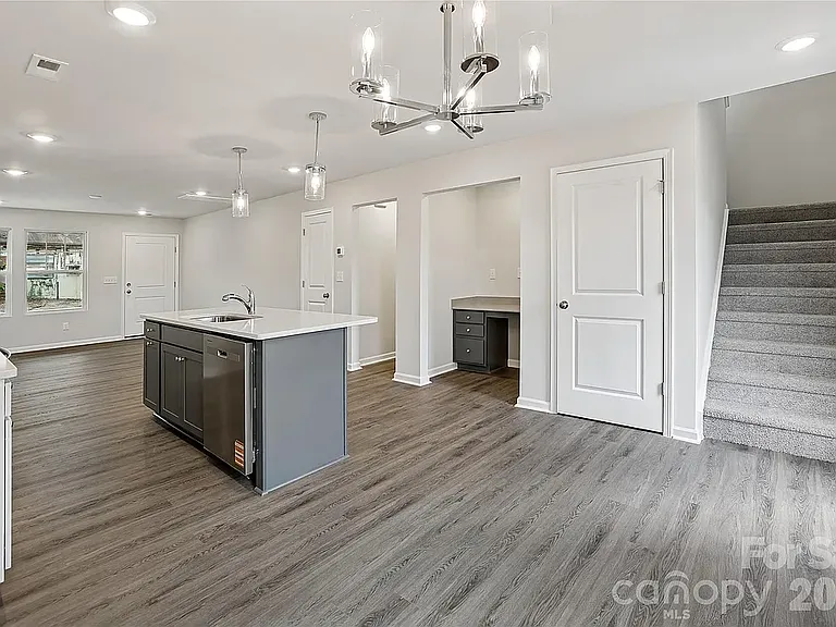 520 Bond St — Photo 7