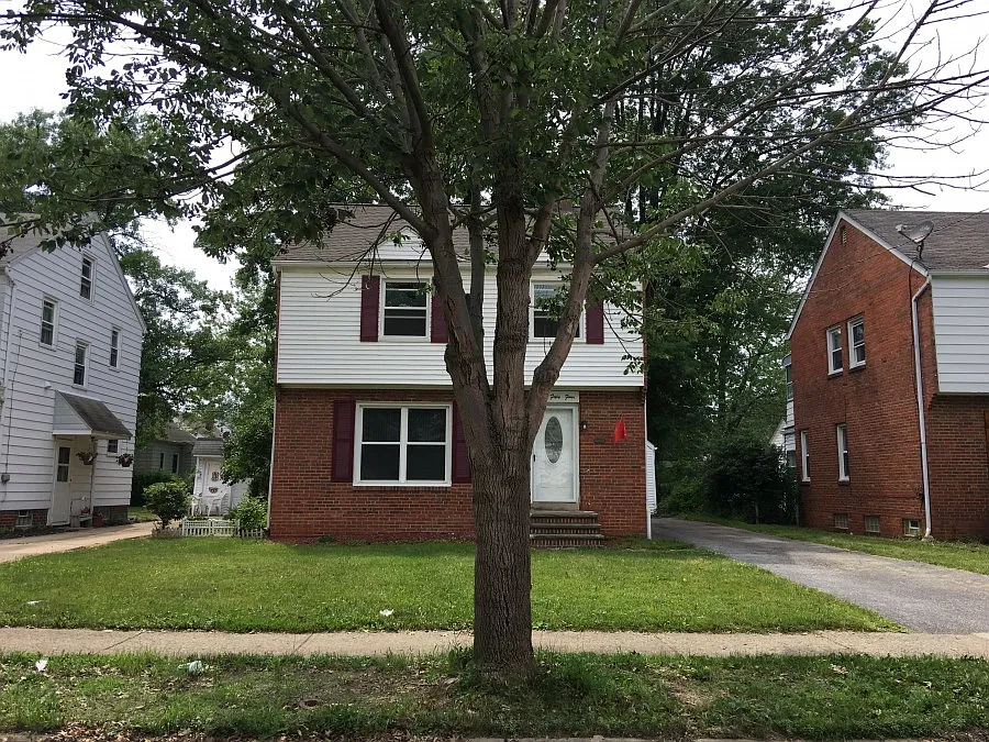 454 E 250th St photo 1