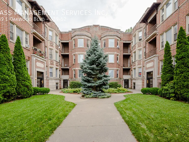 427-39 E Oakwood Blvd — Photo 1