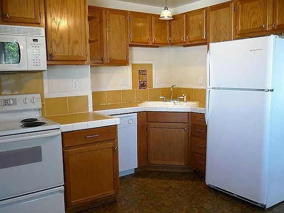 Kitchen- Electric Stove/Microwave/ Dishwasher/Refrigerator w