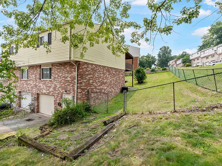 1105 Anna Ave — Photo 2