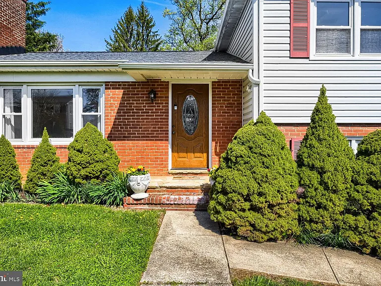 114 E Seminary Ave — Photo 3