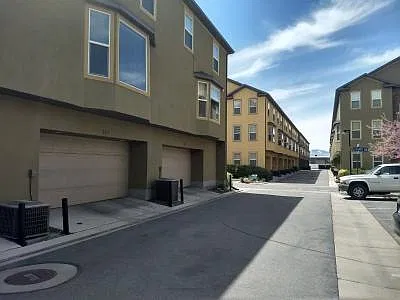 3 bed, 2.5 bath, 1650 sqft, $2,350 — Photo 3