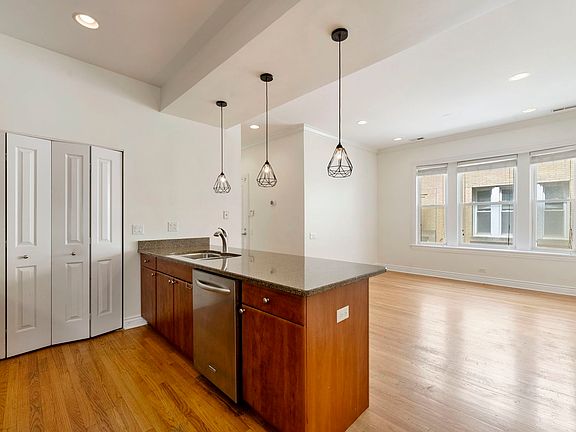 5th image of 2545 N Clark St APT 2