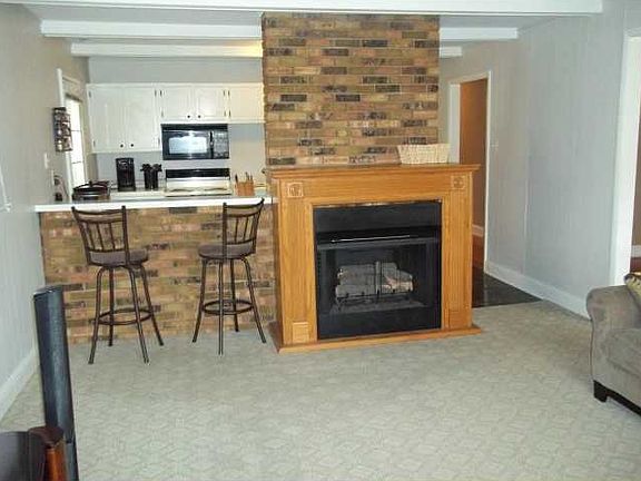 5th image of 1921 N Beechbrook Dr