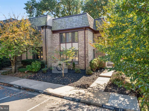 10227 Blake Ln, Oakton, VA 22124