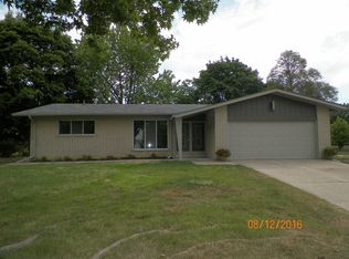 11014 Canterbury Dr, Sterling Heights, MI 48312