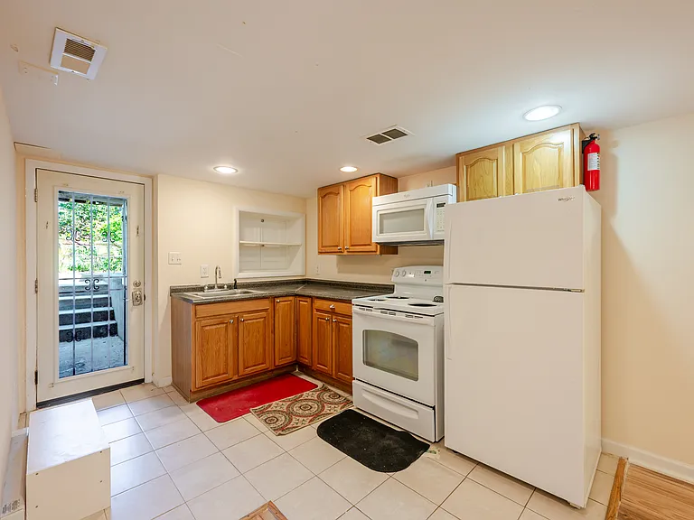 1234 E St NE — Photo 4