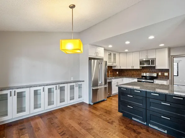 5453 Hyland Courts Dr, Bloomington, MN 55437