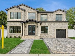 56 Stephen Dr, Plainview, NY 11803