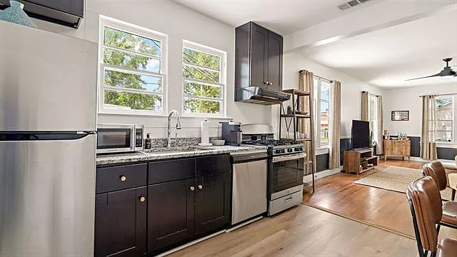 210 S Oak St — Photo 12